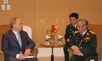 Deputi Menhan VN Nguyen Chi Vinh menemui Menhan  negara- negara  di Dialog Shangri-La ke -12