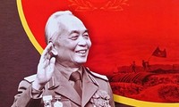 Sekjen Nguyen Phu Trong mengucapkan panjang umur kepada Jenderal Vo Nguyen Giap