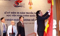 Presiden Vietnam Truong Tan Sang memberikan Bintang Ho Chi Minh kepada Akademi Administrasi Nasional