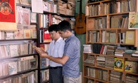 Kalangan pemuda Vietnam dan hobi mengoleksi buku dan koran lama 