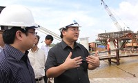 Deputi PM VN Hoang Trung Hai melakukan inspeksi proyek jalan kereta api  di kota Ho Chi Minh