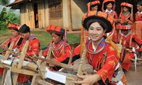 Memperbaiki mata pancaharian untuk wanita etnis minoritas dengan pertenunan tradisional