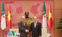 Ketua MN Vietnam, Nguyen Sinh Hung menerima Ketua Parlemen Aljazair, Mohamed Larbi Ould 