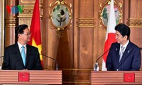 PM Vietnam, Nguyen Tan Dung melakukan pembicaraan dengan PM Jepang, Shinzo Abe