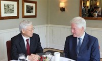 Sekjen Nguyen Phu Trong mengunjungi keluarga  mantan Presiden Bill Clinton