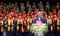 Acara penyampaian penghargaan Bintang Kuning Bumi Viet 2015