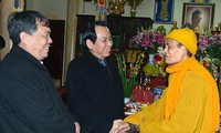 Pemimpin kota Hanoi mengucapkan selamat Tahun Baru kepada Pendeta agama Buddha Thich Pho Tue