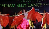 Tren menari Bellydance di kota Hanoi