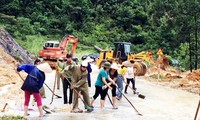 Perasaan manusia d di tengah- tengah hujan dan banjir di propinsi Quang Binh