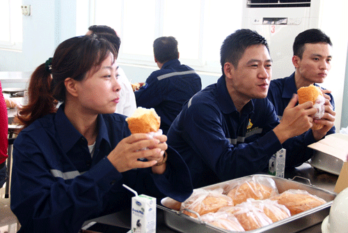 “Roti untuk para buruh tambang”.