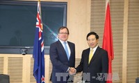 Deputi PM, Menlu Vietnam, Pham Binh Minh bertemu dengan  Menlu Selandia Baru, Murray McCully