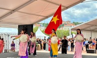 L'Ao Dài et le tourisme vietnamien brillent à la Fête consulaire de Lyon 2024