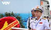 Hommage aux soldats et citoyens tombés lors de la victoire de la Marine populaire du Vietnam