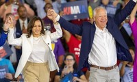 Élection américaine 2024: Harris et Walz gardent l'avantage dans les sondages