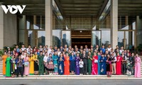 Trân Thanh Mân rencontre des lauréats du prix Vu A Dinh