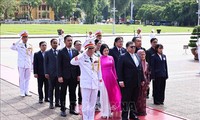 Le président de la Chambre des représentants de Malaisie rend hommage au Président Hô Chi Minh dans son mausolée