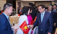 Pham Minh Chinh rencontre la communauté vietnamienne aux Émirats Arabes Unis