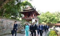 Le président de l’Assemblée nationale arménienne rend hommage au Président Hô Chi Minh 