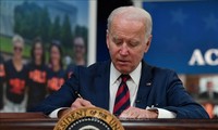 Joe Biden signe 50 lois avant de quitter la présidence