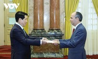 Luong Cuong rencontre les ambassadeurs de Cuba, du Zimbabwe et de Bolivie