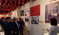 Vernissage de l'exposition «Le Parti communiste vietnamien - Les jalons historiques» 