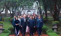 Phạm Minh Chính et Christopher Luxon visitent le Temple de la Littérature  