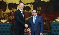 Pham Minh Chinh accueille Péter Szijjártó