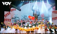Chant de la victoire, un spectacle haut en couleurs de la Voix du Vietnam 