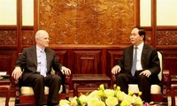 Tran Dai Quang rencontre un professeur de l’Université Brown