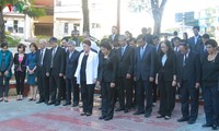 Nguyen Thi Kim Ngan dépose une gerbe de fleurs au mémorial de Ho Chi Minh