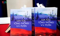 Publication d’un livre sur la famille de Vladimir Poutine en vietnamien