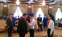 Une délégation d'enfants vietnamiens reçue par le président laotien