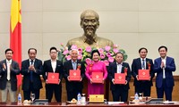 Vuong Dinh Hue rencontre les représentants des entreprises agricoles