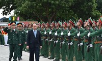 Nguyen Xuan Phuc rend visite à la brigade d’infanterie 242 à Van Don