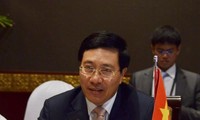 Pham Binh Minh en visite au Laos