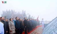 Tran Dai Quang au hissage du drapeau sur le sommet du Fansipan