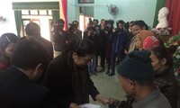 Tong Thi Phong rend visite à des familles pauvres de Bac Giang