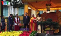 Le président Tran Dai Quang offre de l’encens à la cité royale de Thang Long