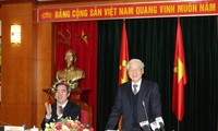 Nguyen Phu Trong travaille avec la commission économique centrale