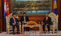 Pham Binh Minh rencontre Heng Samrin