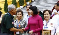 Dang Thi Ngoc Thinh reçoit les personnes méritantes de Tien Giang