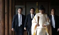 Shinzo Abe adresse une offrande rituelle au sanctuaire de Yasukuni