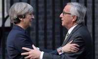 Brexit: Theresa May reçoit Jean-Claude Juncker