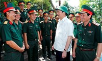 Le président Tran Dai Quang rend visite aux forces armées de Nghe An