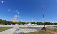 Cérémonie de salut au drapeau national à Truong Sa