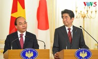 Nguyen Xuan Phuc et Shinzo Abe donnent une conférence de presse