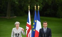 May cherche le soutien de Macron à Paris