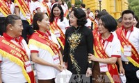 Dang Thi Ngoc Thinh reçoit des donneurs de sang exemplaires