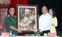 Nguyen Xuan Phuc rend visite à des invalides de guerre