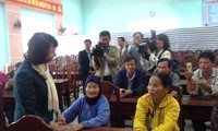 Dang Thi Ngoc Thinh au chevet des familles sinistrées de Muong La